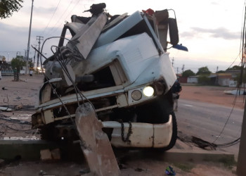 Motorista de caminhão derruba dois postes de rede elétrica na BR 343 em Teresina